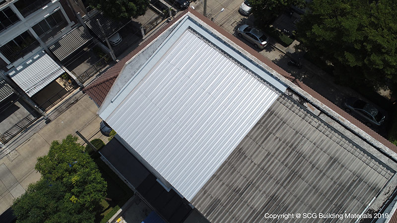 การแก้ปัญหาหลังคาทาวน์เฮาส์รั่วแล้วเสร็จ  ด้วยวิธีการ Top Up Roof  จาก SCG Roof Renovation