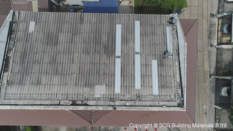 การแก้ปัญหาหลังคาทาวน์เฮาส์รั่วด้วยวิธีการ Top Up Roof  จาก SCG Roof Renovation